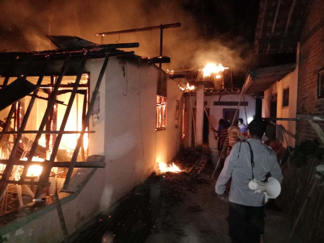 Kebakaran Hebat Hanguskan Dua Rumah di Jatijajar Depok, Tidak Ada Korban Jiwa