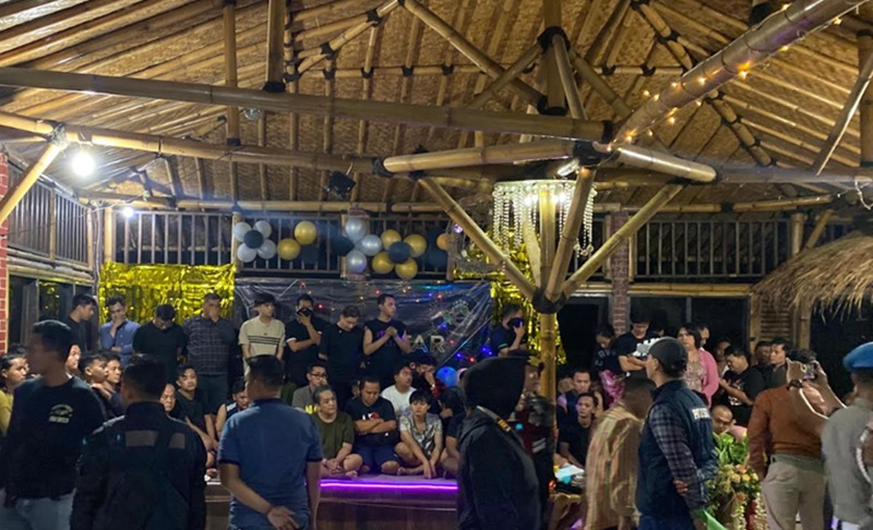 Polisi Gerebek Pesta Seks Gay di Vila Puncak Bogor, 75 Orang Diamankan