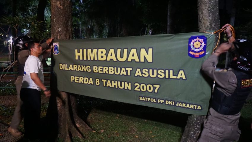 Spanduk Larangan Asusila Dipasang di Taman Langsat, Jakarta Selatan